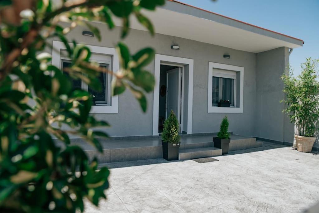 Вилла Sophia'S Coastal Retreat Коринос Экстерьер фото
